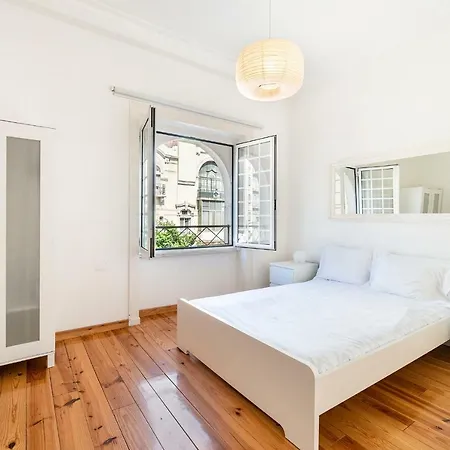 Bright And Nice 3 Bd Flats In Dt Martim Moniz Square Appartement