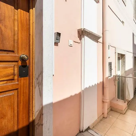 Bright And Nice 3 Bd Flats In Dt Martim Moniz Square * ליסבון