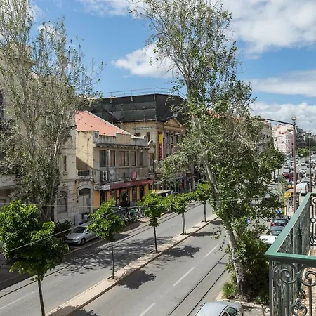 Bright And Nice 3 Bd Flats In Dt Martim Moniz Square דירה ליסבון