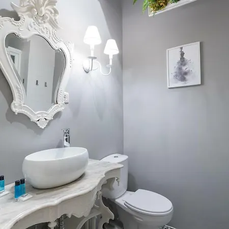 Bright And Nice 3 Bd Flats In Dt Martim Moniz Square